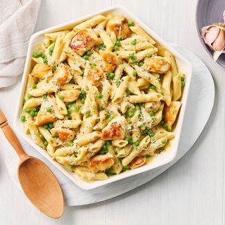 Penne sauce blanche + escalope  مقرونة صلصة بيضاء + اسكالوب 