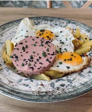 Huevos rotos con patatas y foie