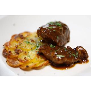 Carrilleras De Ternera Al Oporto Con Piña Confitada