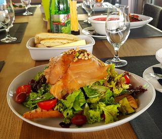 Salata sa dimljenim lososom