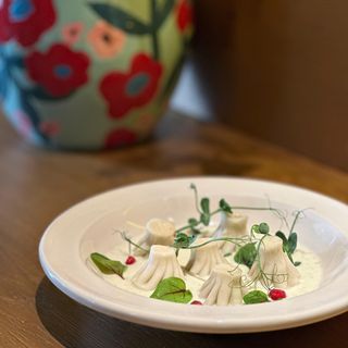 მინი ხინკალი ქართული ყველის სოუსით