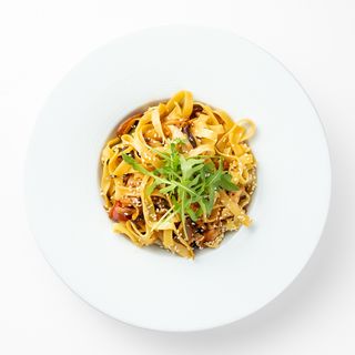 Noodle s piletinom i povrćem iz wok-a