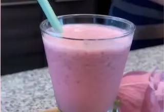 Batido De Frutas del bosque con yogurt griego.