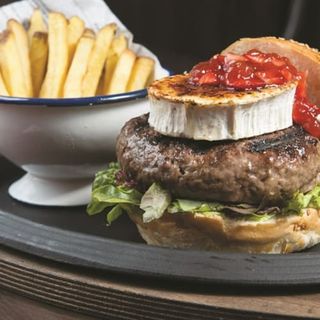 Hamburguesa Queso De Cabra y patatas fritas