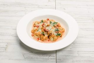 Жареные пельмени в соусе