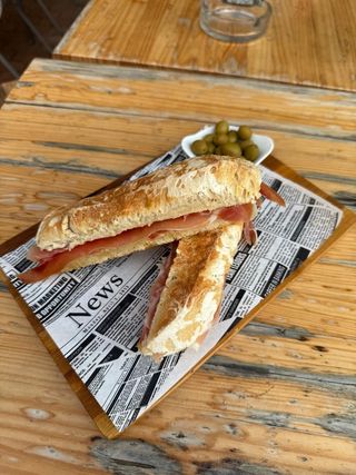 Bocadillo de anchoas y queso mahonés