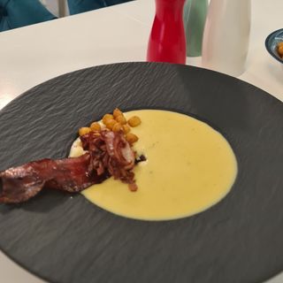 Supă cremă de cartofi cu crutoane şi bacon