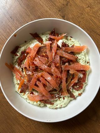 Сирник з лососем та мусом з авокадо