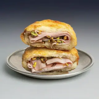 Mozzarella in carrozza rellena de mortadella, mostaza dulce y pistacho