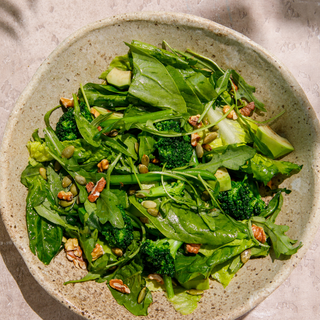 მწვანე სალათი ბროკოლით და ავოკადოთი