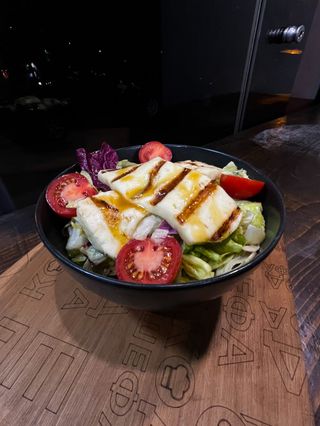 Salata sa grilovanim miročkim sirom