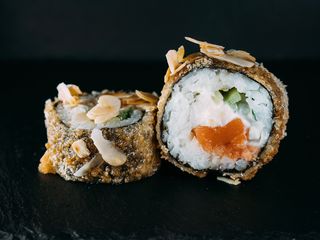 1. Рол темпура з лососем (270g)