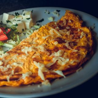 Omlet sa sirom, šunkom i gljivama 