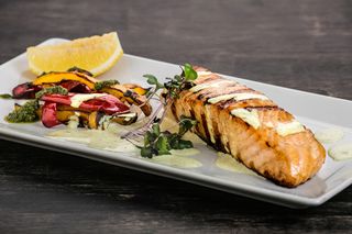 Somon grill cu legume 