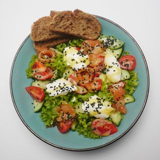 Салат з лососем (300г)