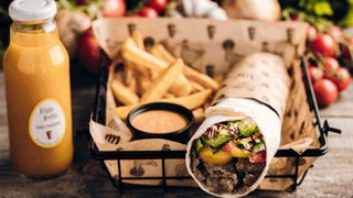 Duży lawasz "Skurczybyk" dawniej "Zbaraniały", frytki 200g, sos, lemoniada