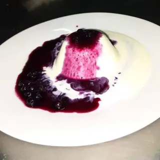 Tarta de Queso con Salsa de Arándanos