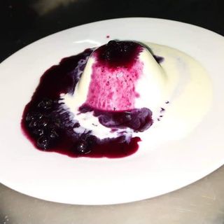 Tarta de Queso con Salsa de Arándanos