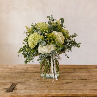 Jarrón de hortensias blancas y eucalipto