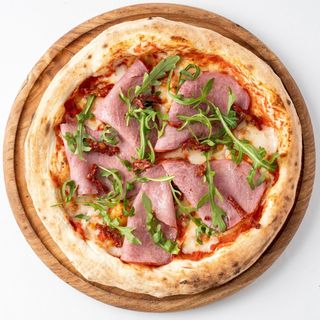 Пицца с копченым мясом и рукколой и вялеными помидорами (250г)