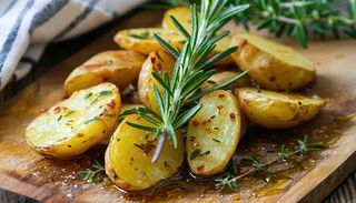 Печени картофи с мащерка