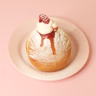 ვანილის და კენკრის დონატი