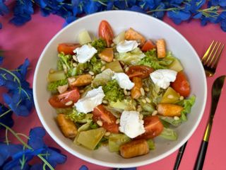 Салат з лососем гриль