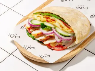Pita cu Pui si Halloumi