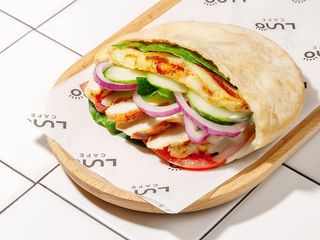 Pita cu Pui si Halloumi