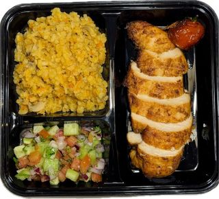 Გამომცხვარი ქათმის ფილე,ბრინჯის გარნირთან და კიტრი-პომიდვრის სალსასთან