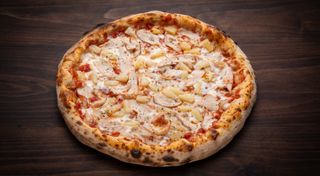 Піца з куркою та ананасами