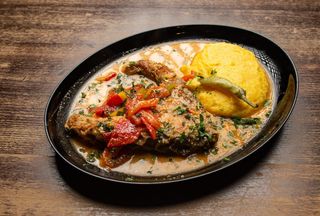 Saramura de crap cu mamaliga si mujdei