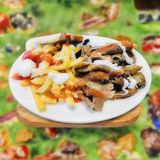 Plato kebab con patatas fritas pequeño