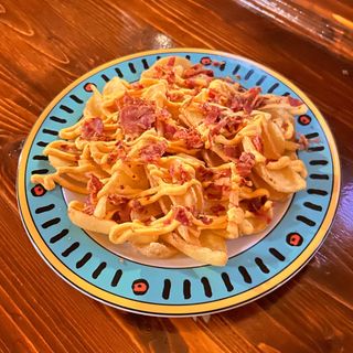 Patatine con cheddar e bacon