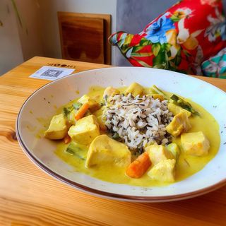 Curry Verde De Pollo Y Verduritas Con Arroz Salvaje