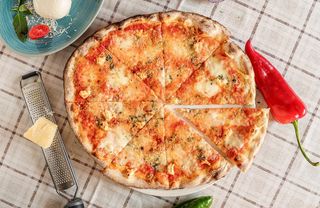 Детска пица, сок и пържени картофки (390г)