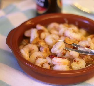 Plato de gambas con ajillo a la plancha