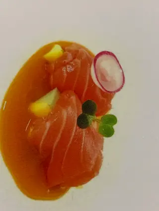 155.Involtini di salmone con mango cetriolo e salsa speciale