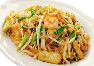 Pad-thai z krewetkami po tajsku