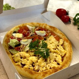 Завтрак на лепешке со скрэмблом с форелью и овощами