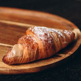 Croissant z nadzieniem karmel & solone masło
