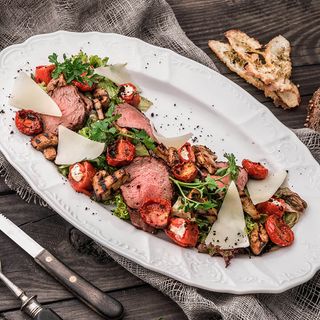 Salată mix cu vițel și legume coapte