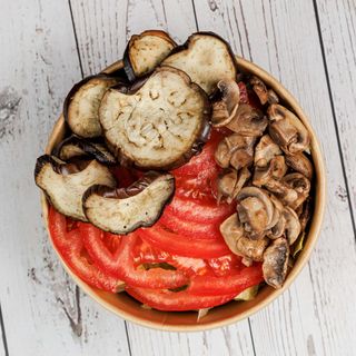 Insalata N 2. Lattuga, Pomodori, Melanzane Grigliate Funghi Sotto olio