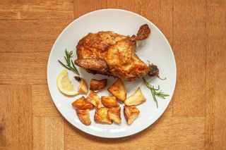 Mezzo pollo con patate al forno