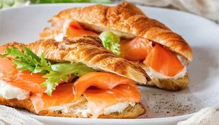 Brioche salata con salmone, philadelphia e insalata