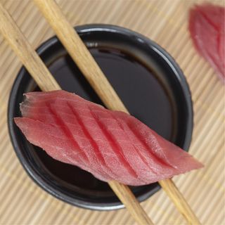 Nigiri con atún (1 pza.)