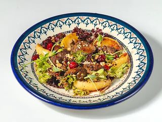 Салат з курячою печінкою та карамелізованими яблуками