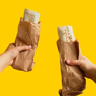 Баварська сосиска в лаваші 1 шт.