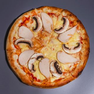 Пицца с курицей и грибами