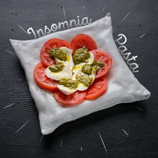 Салата капрезе с биволска моцарела (300г)